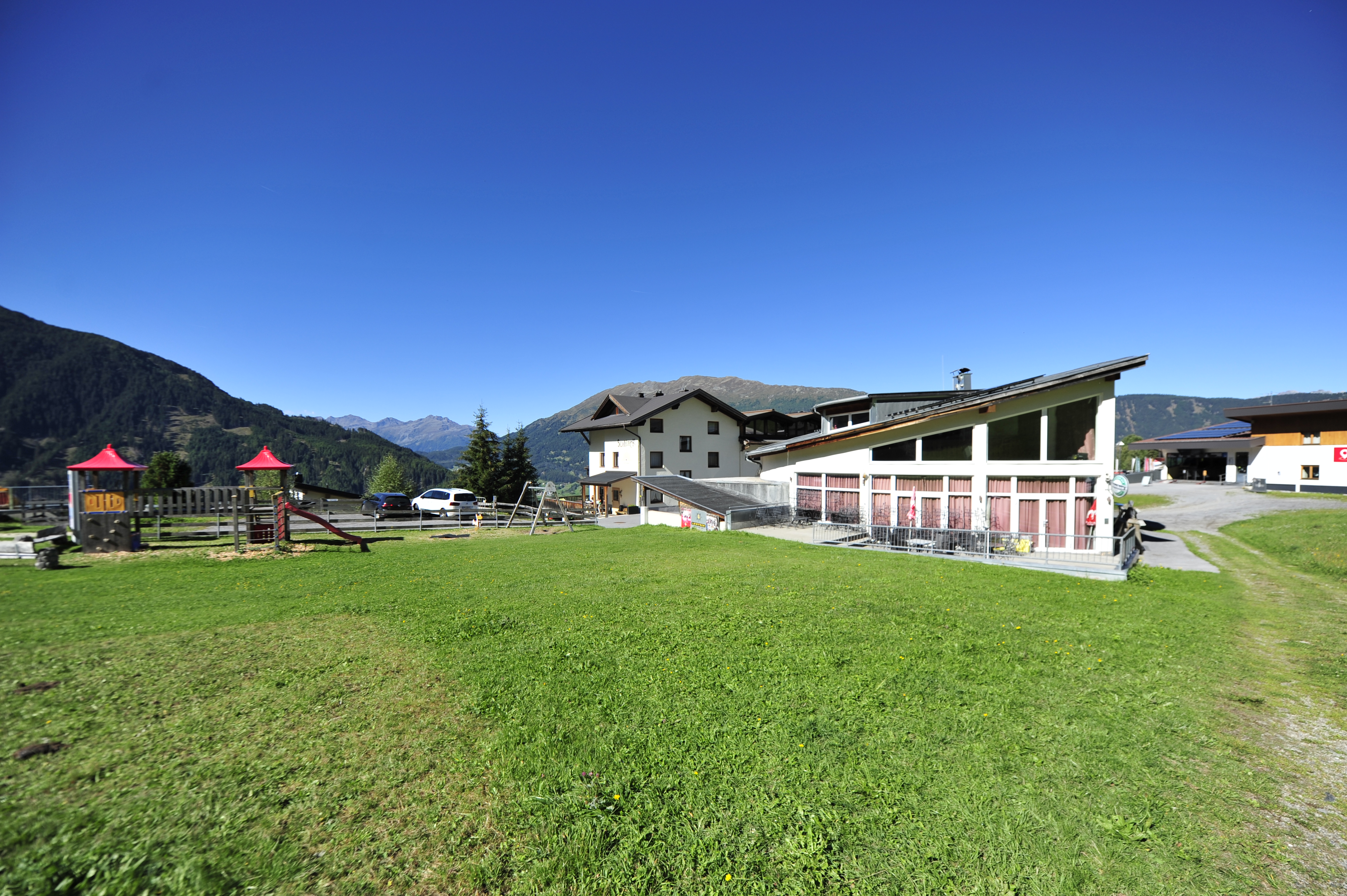 Haus Sonneck und Hochzeigerbahn in Jerzens – Ski-in/Ski-out
